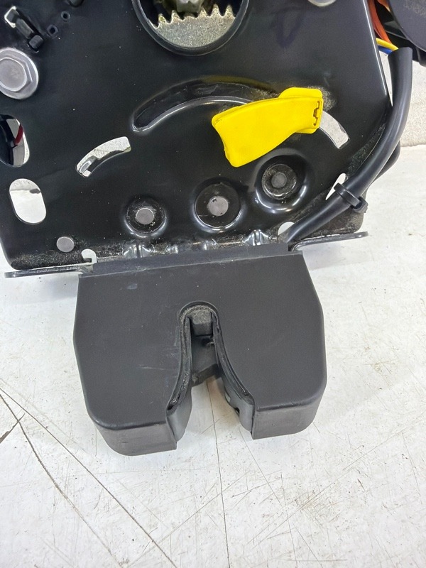 Замок багажника