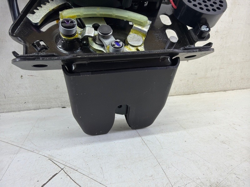 Замок багажника