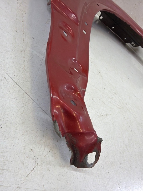 Крыло переднее правое