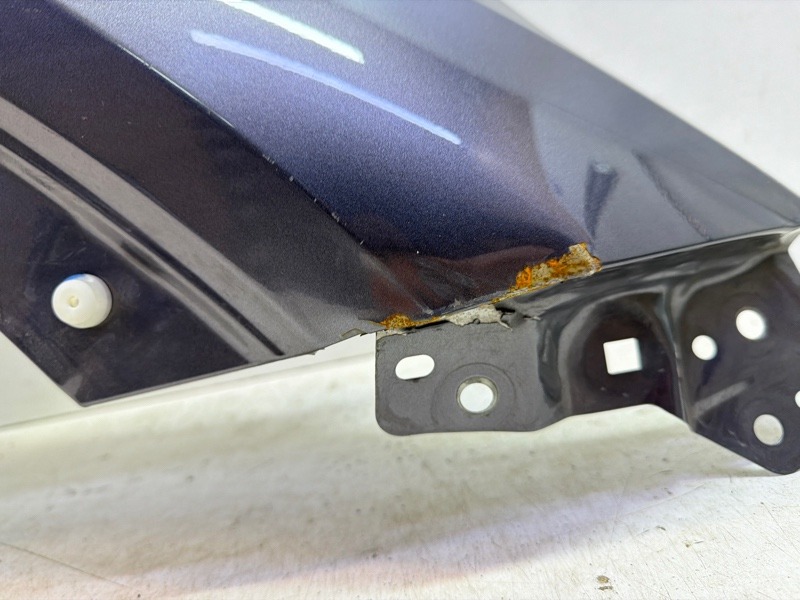 Крыло переднее правое