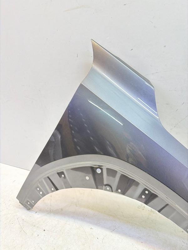 Крыло переднее правое