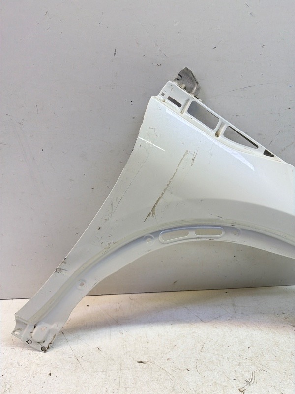 Крыло переднее правое