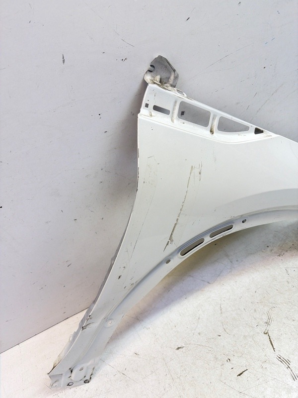 Крыло переднее правое