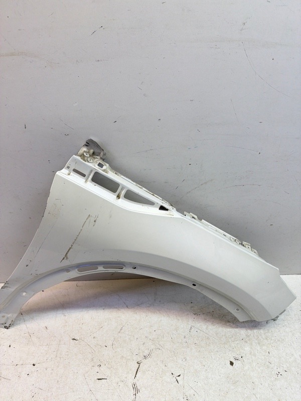 Крыло переднее правое