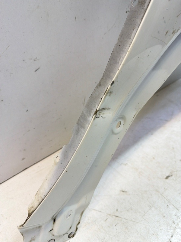 Крыло переднее правое