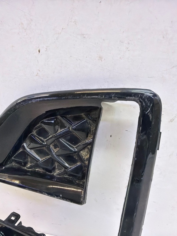 Рамка противотуманной фары левой