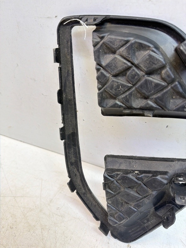 Рамка противотуманной фары левой