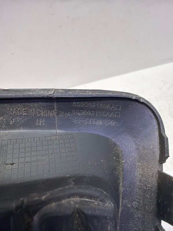 Рамка противотуманной фары левой