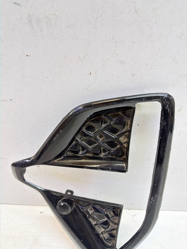 Рамка противотуманной фары левой