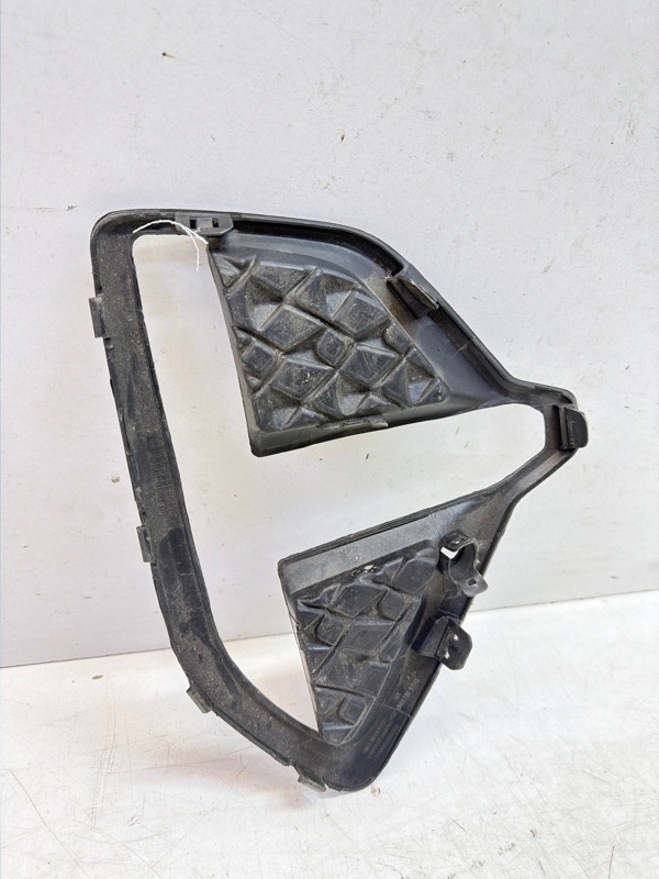 Рамка противотуманной фары левой