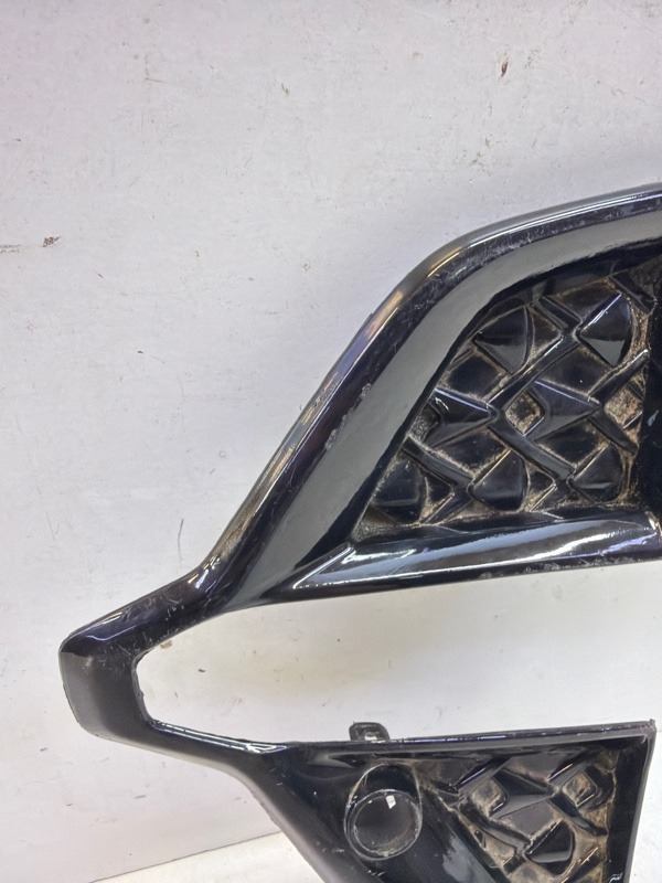 Рамка противотуманной фары левой