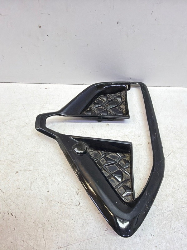 Рамка противотуманной фары левой