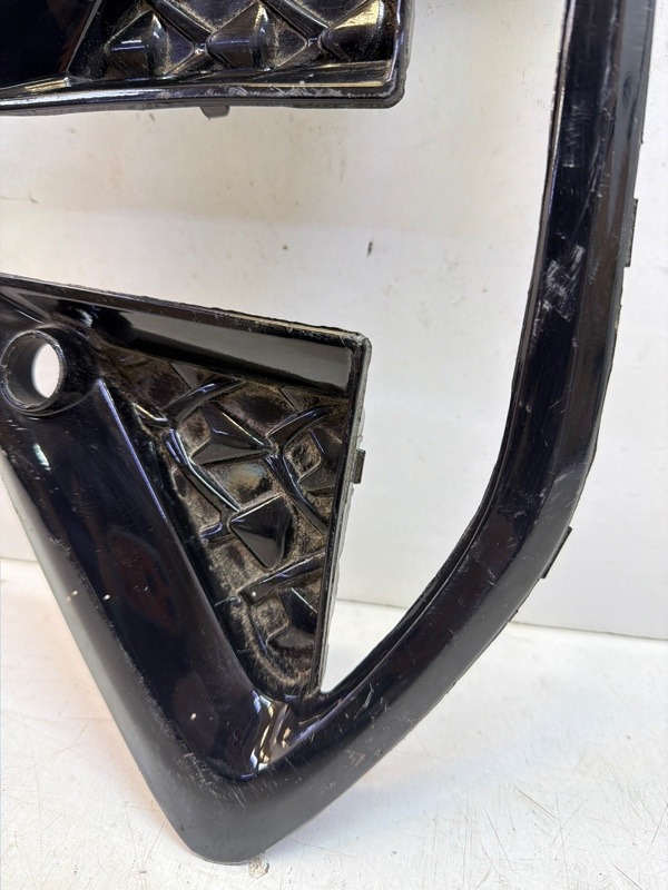 Рамка противотуманной фары левой