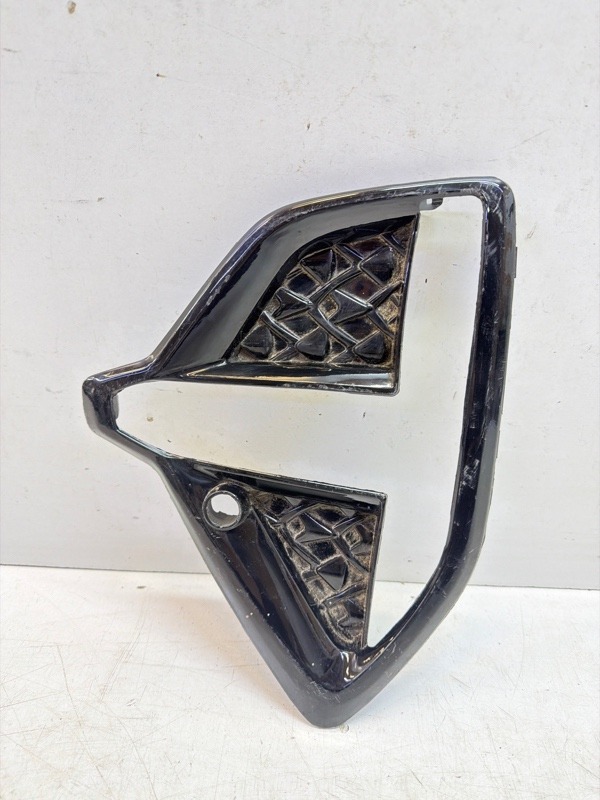 Рамка противотуманной фары левой