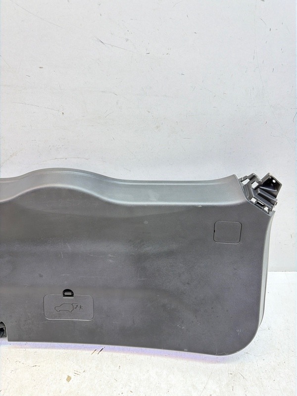 Обшивка двери багажника