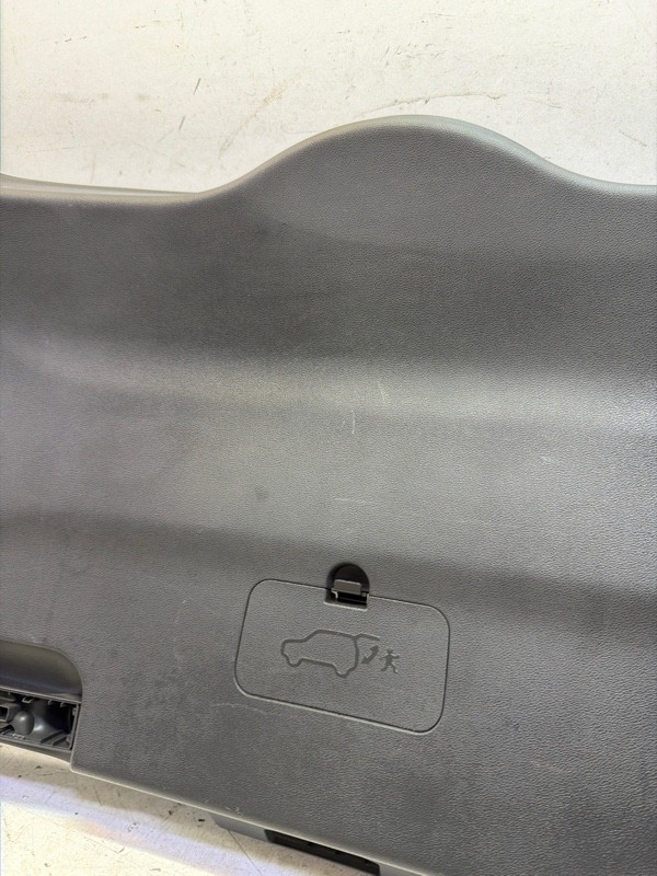 Обшивка двери багажника