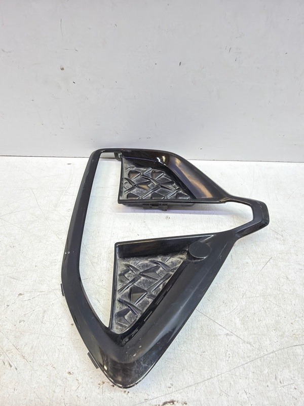 Рамка противотуманной фары правой