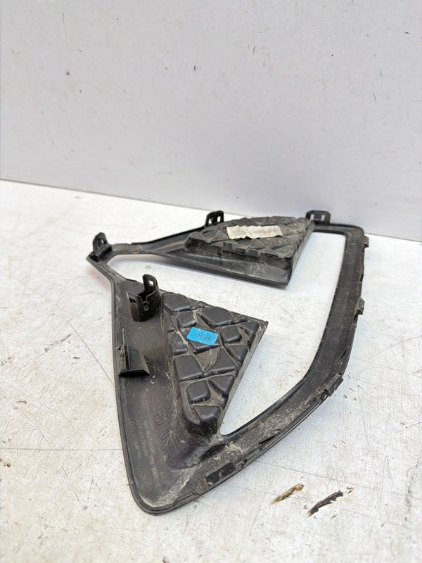 Рамка противотуманной фары правой