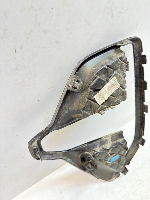 Рамка противотуманной фары правой