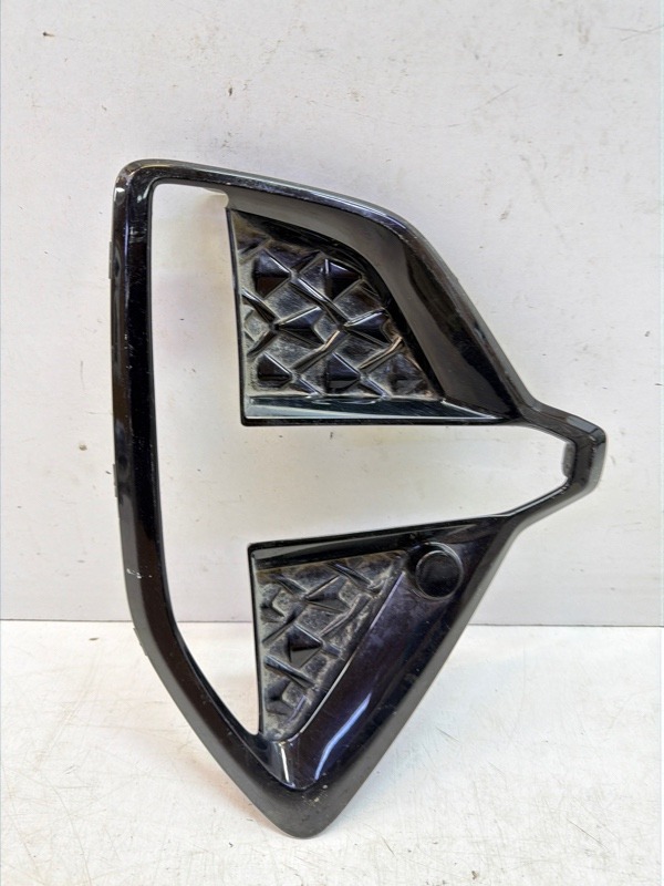 Рамка противотуманной фары правой