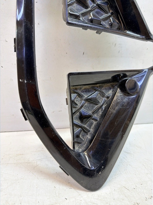 Рамка противотуманной фары правой