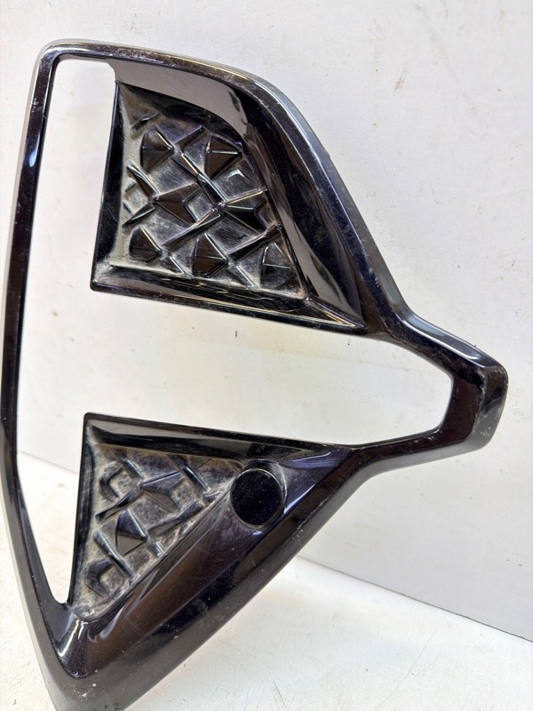 Рамка противотуманной фары правой