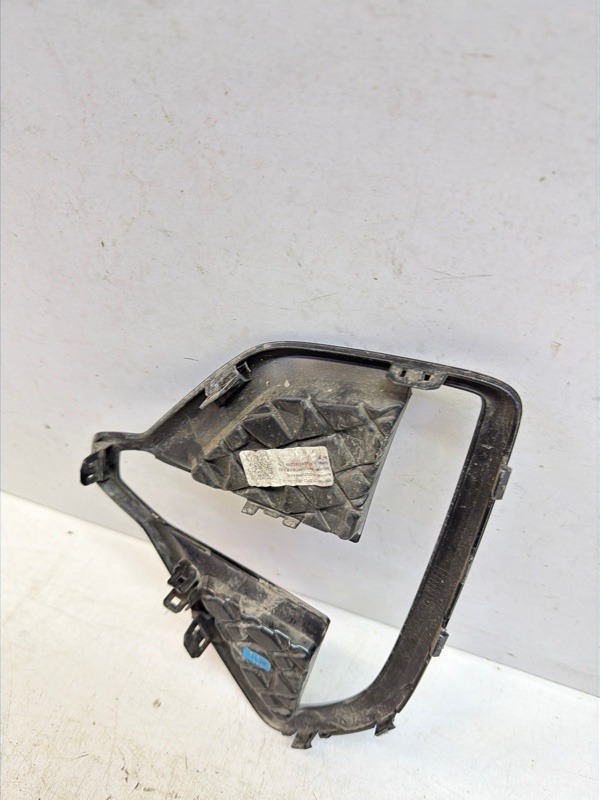 Рамка противотуманной фары правой