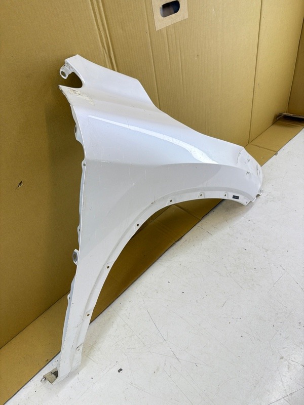 Крыло переднее правое