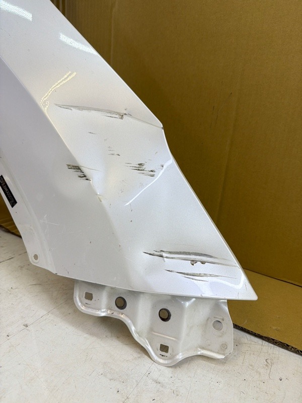 Крыло переднее правое