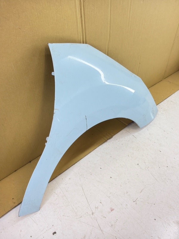 Крыло переднее правое