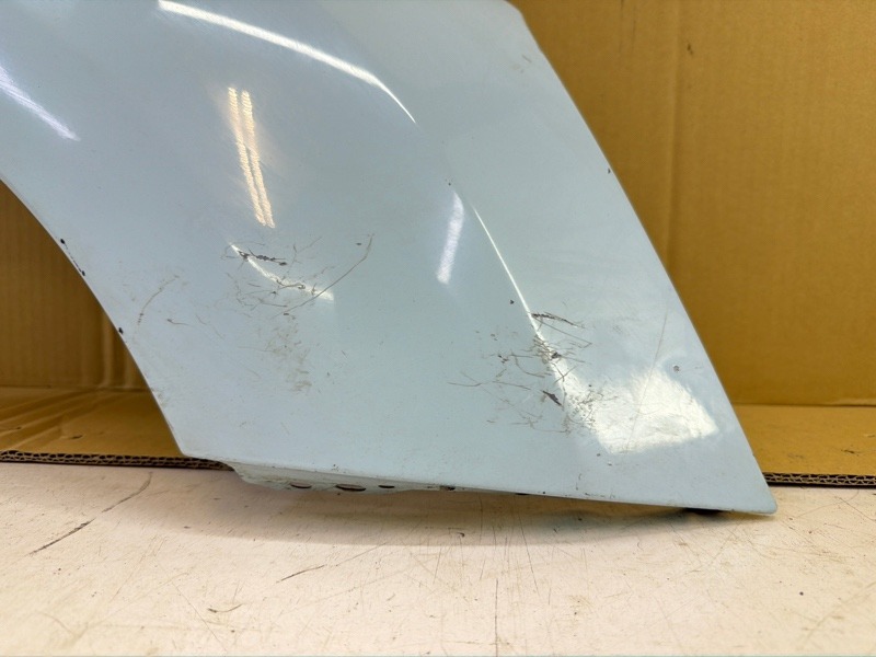 Крыло переднее правое