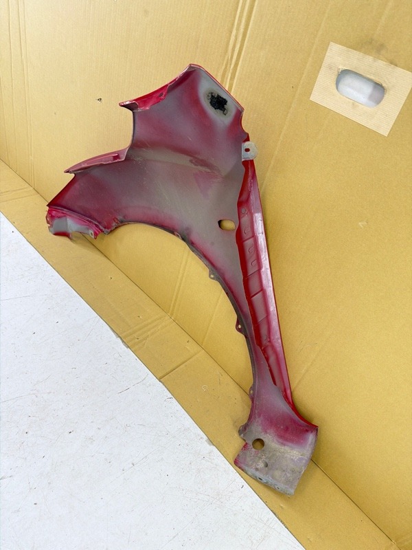 Крыло переднее правое