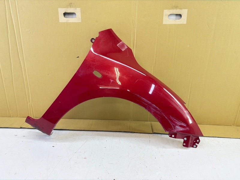 Крыло переднее правое