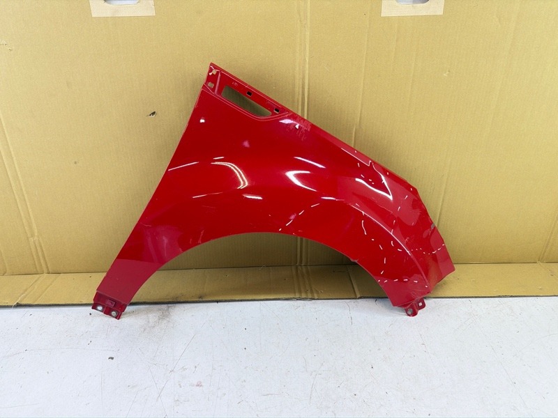 Крыло переднее правое