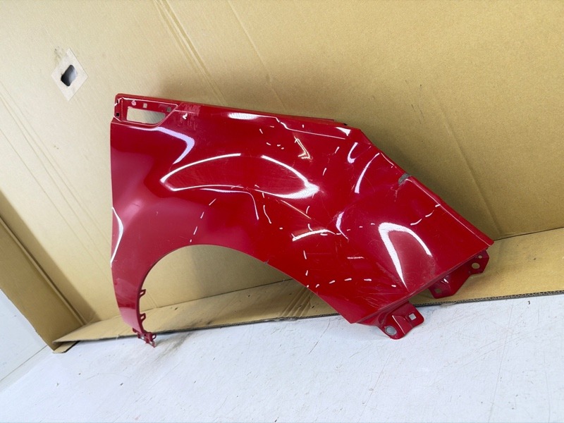 Крыло переднее правое