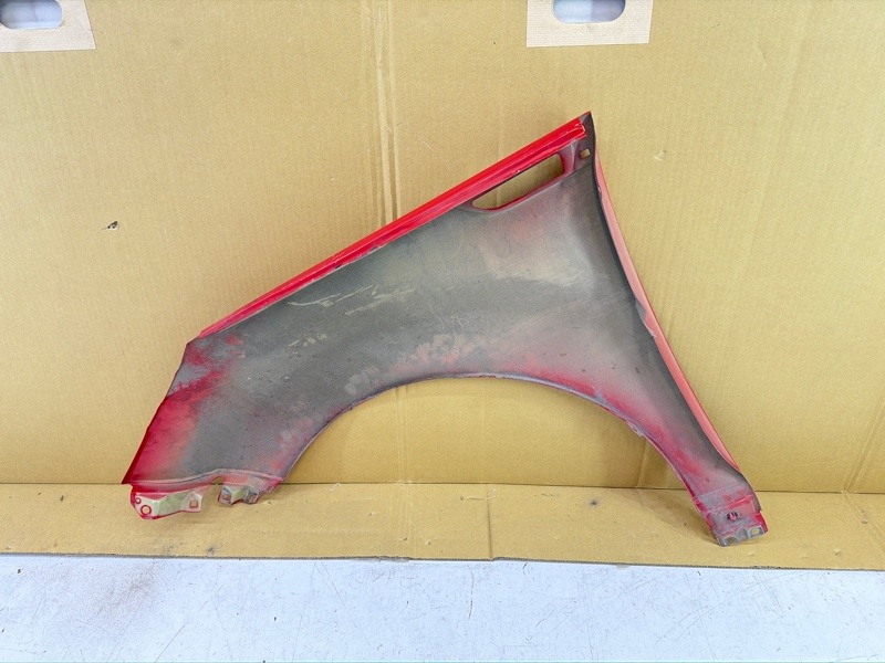 Крыло переднее правое