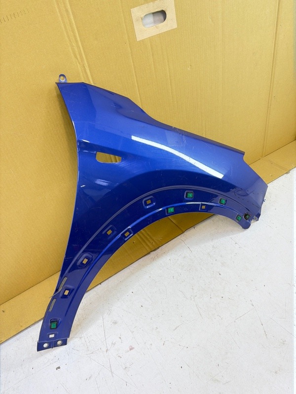 Крыло переднее правое