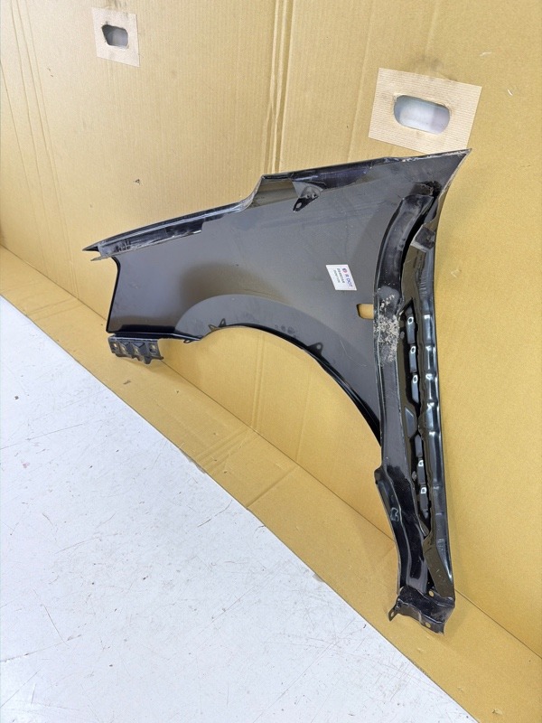 Крыло переднее правое