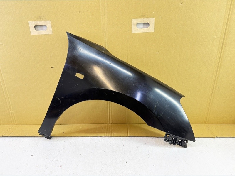 Крыло переднее правое