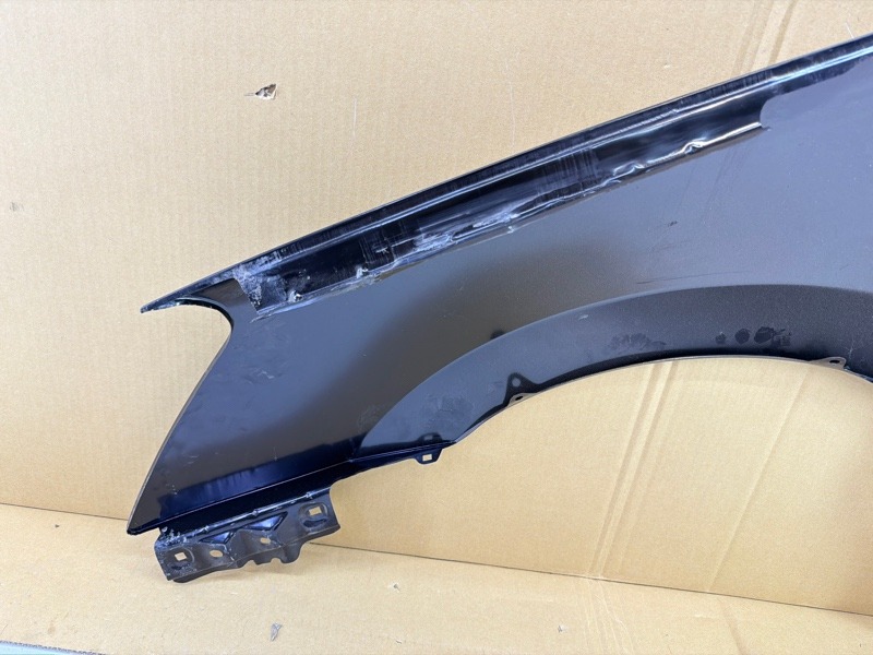 Крыло переднее правое