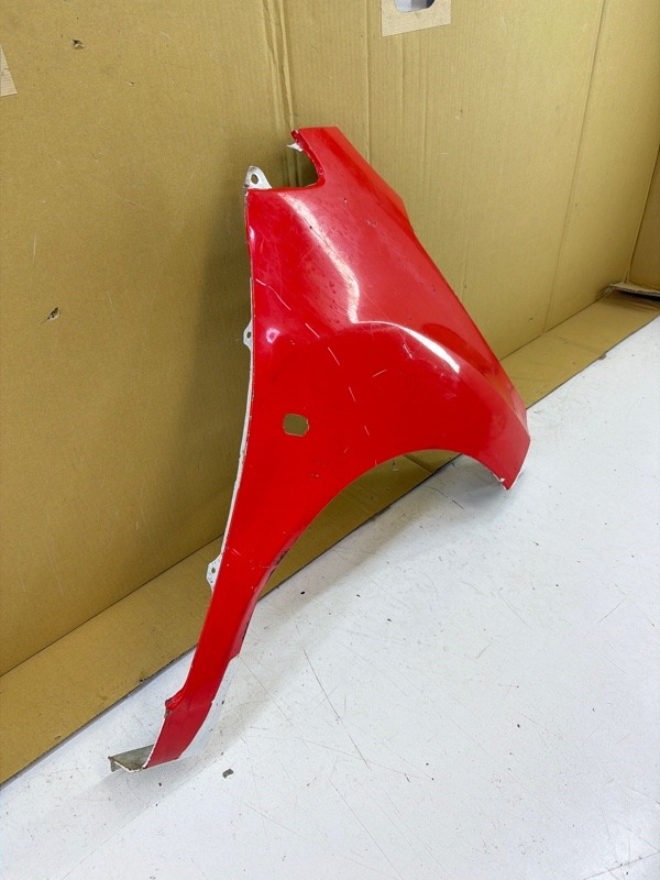 Крыло переднее правое