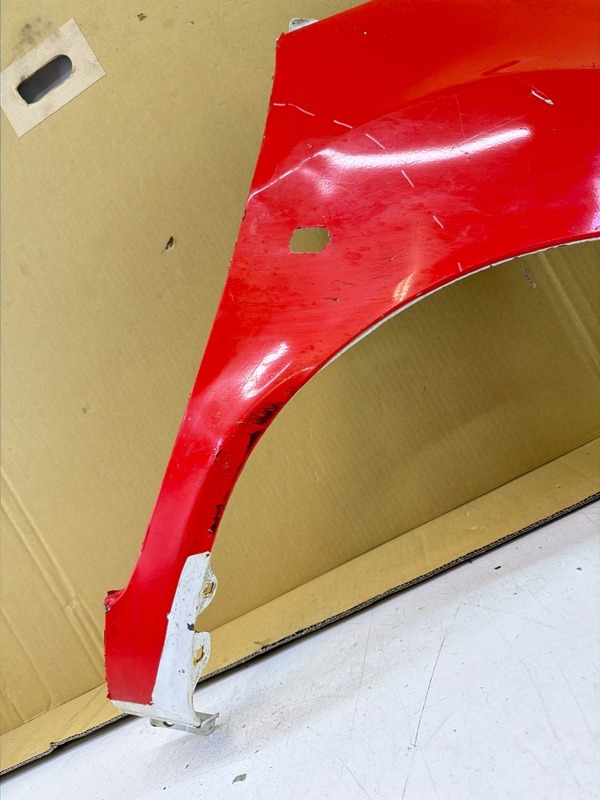 Крыло переднее правое