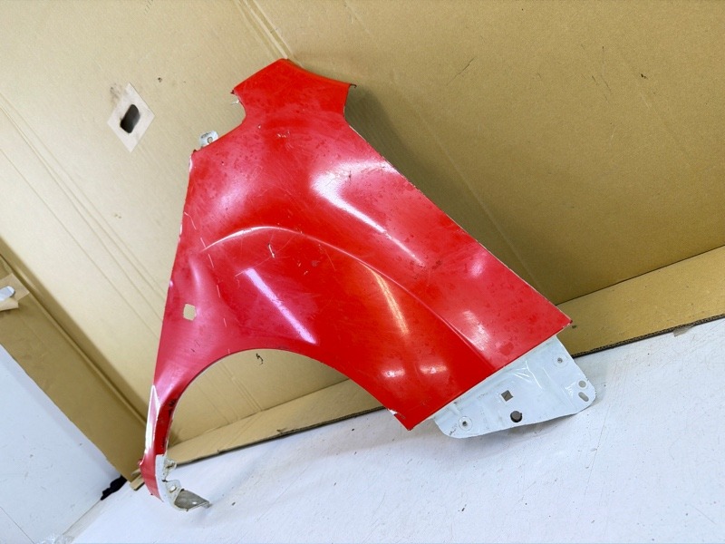 Крыло переднее правое