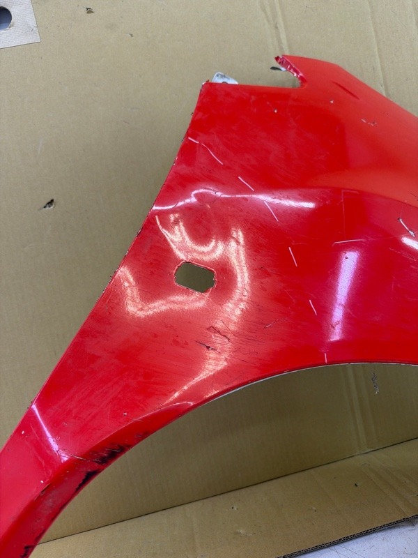 Крыло переднее правое