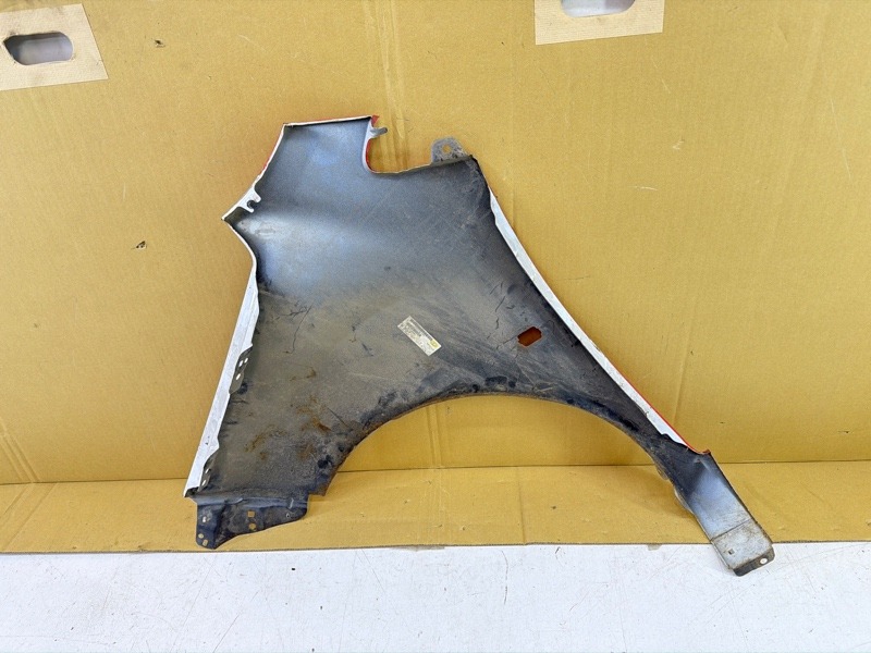 Крыло переднее правое