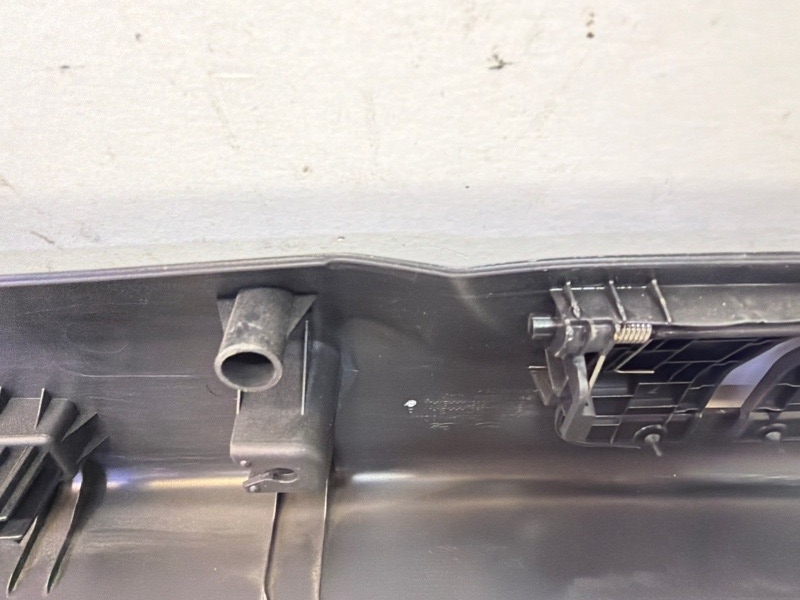 Кожух замка багажника