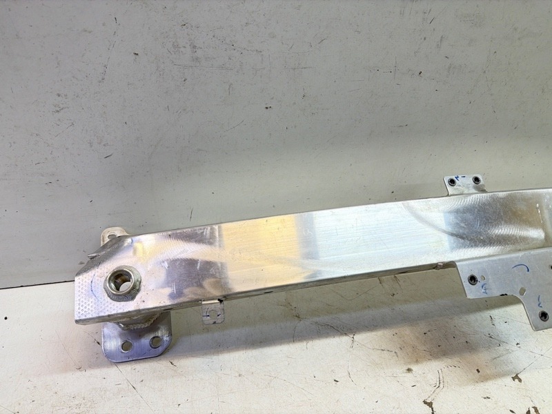 Усилитель переднего бампера