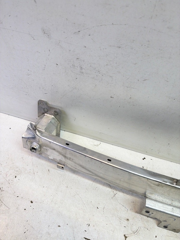 Усилитель переднего бампера