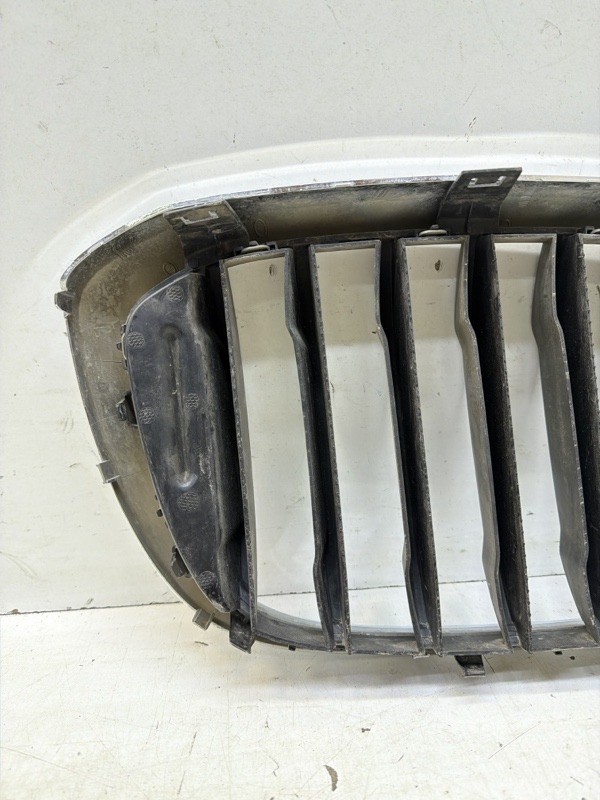 Решетка радиатора левая