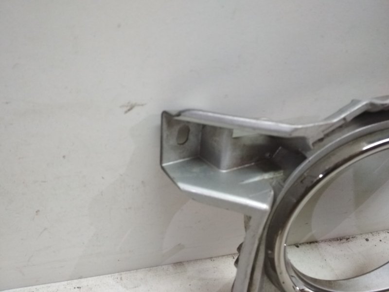 Рамка противотуманной фары левой